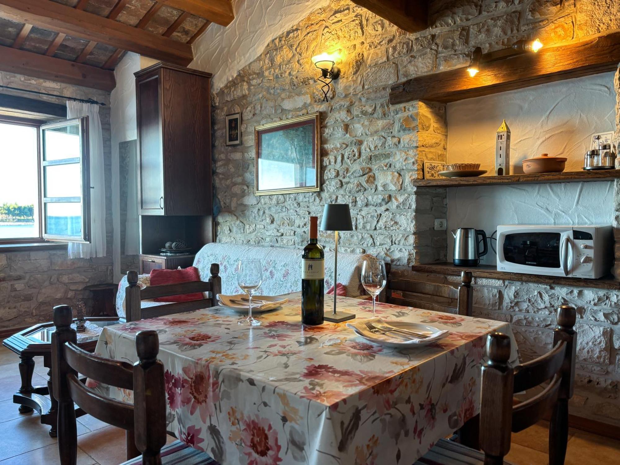 City Center Coastal Escape - Apartments With Sea View Or Cozy Room Novigrad Istria 外观 照片